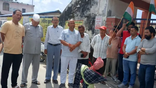 बेहड़ से हाथापाई पर भड़के कांग्रेसी, धामी सरकार पर लगाए गंभीर आरोप
